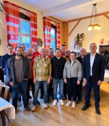 v.l.n.r.: Die neu gewählte Führungsriege des 1. FC Lauenstein e.V. im 80. Gründungsjahr - Jakob Stauch, Max Lemnitzer, Daniel Rosse, Ludwig Tröbs, Nils Neubauer, Oliver Kahl, Ehrenschriftführer Siegfried Scheidig, Marc Appel, Constantin Tröbs, Sebastian Dietz, Rolf Lemnitzer, Theresa Zipfel, Ehrenkassier Klaus Güntsch - 1. Bürgermeister Timo Ehrhardt